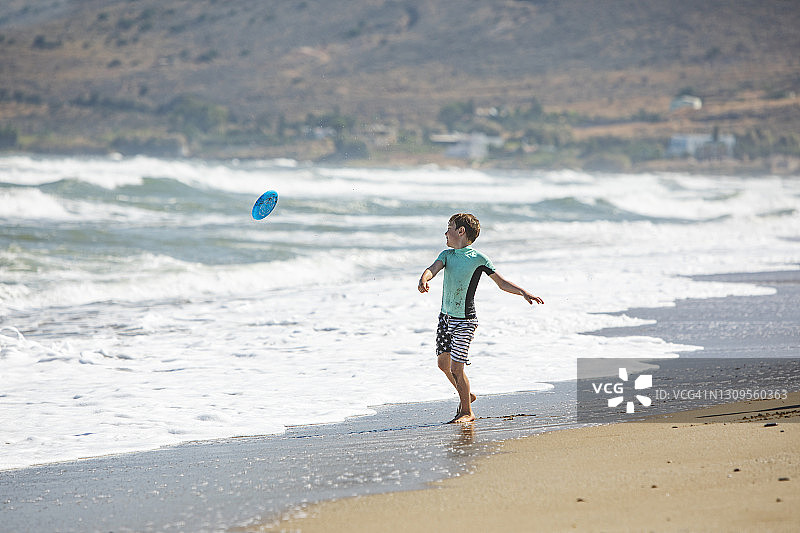 父子在海滩上玩飞盘图片素材