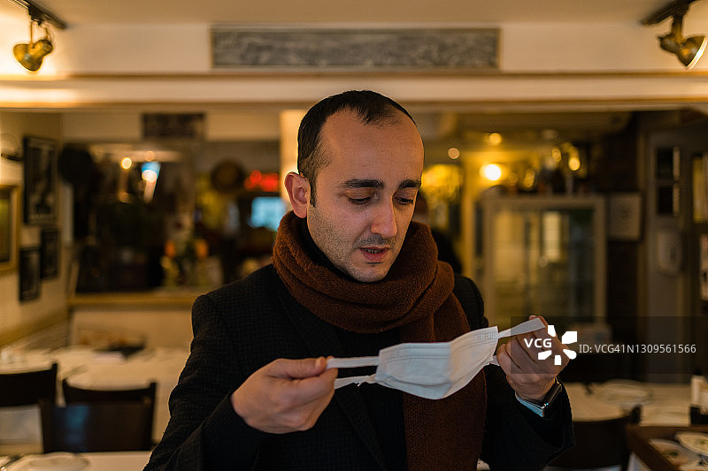 戴防护口罩的男人图片素材