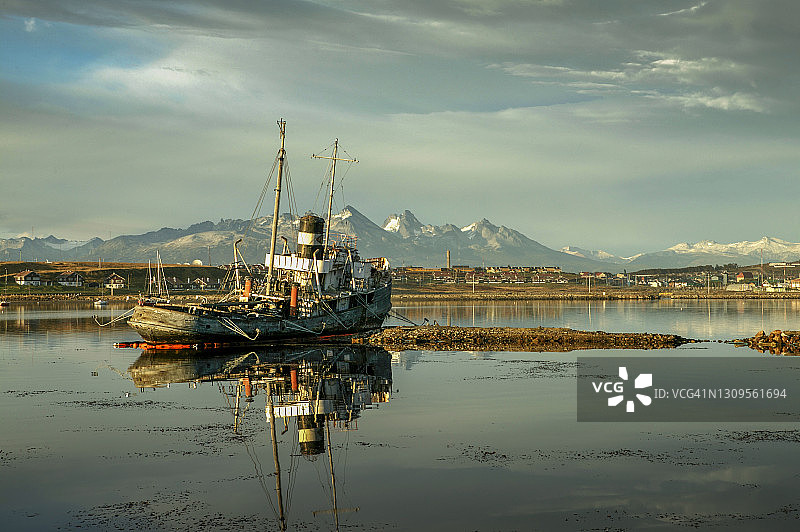 浅水区拖船残骸图片素材