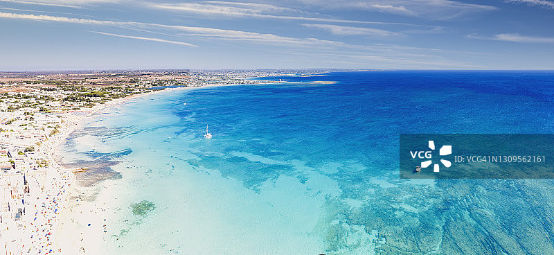 碧绿海水冲刷的白沙滩，航拍图片素材