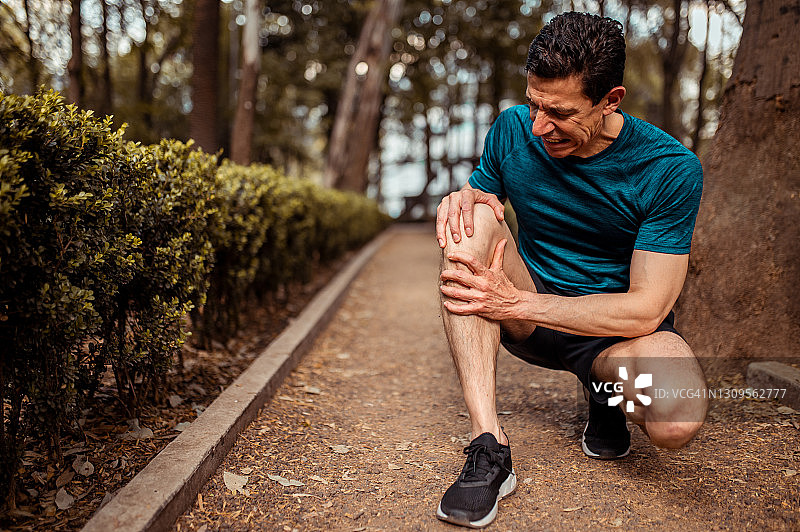 运动员膝盖疼痛图片素材