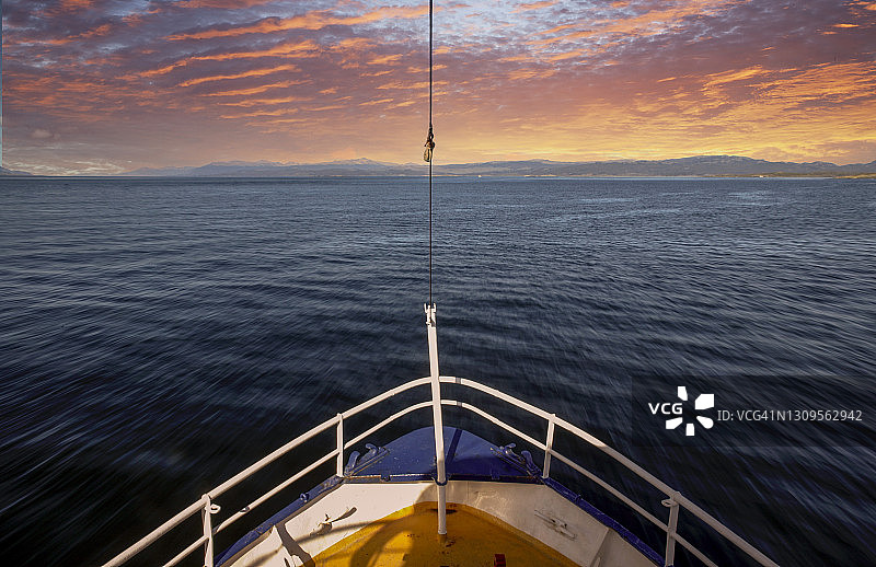 海上的船头图片素材