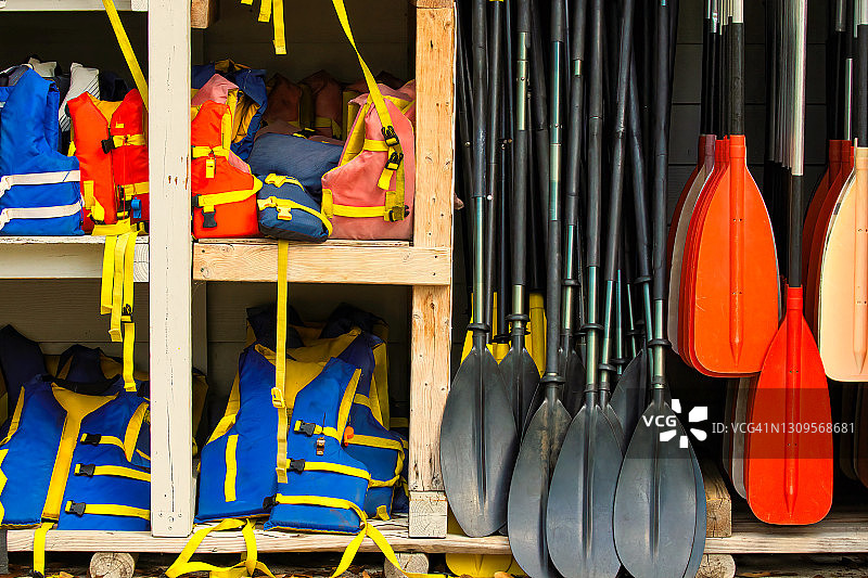 准备好迎接夏日乐趣的救生衣和船桨图片素材