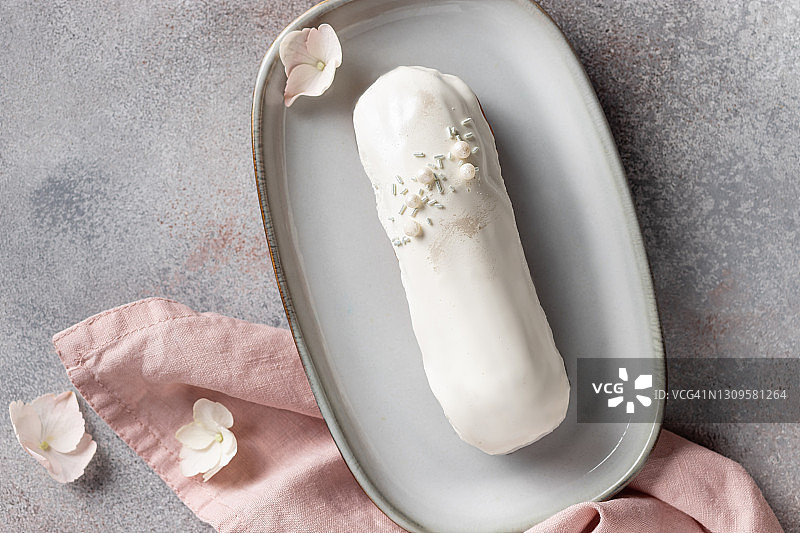 陶瓷盘中的白巧克力泡芙图片素材