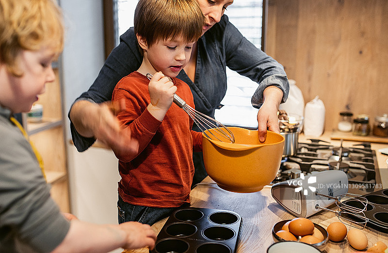 孩子们帮助他们的母亲做松饼图片素材