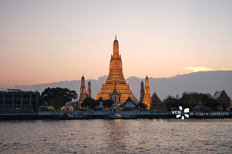 日落时分曼谷郑王庙和湄南河的景色，泰国图片素材
