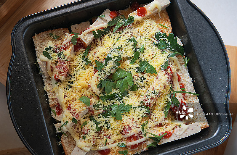 烤盘中的奶酪和欧芹图片素材