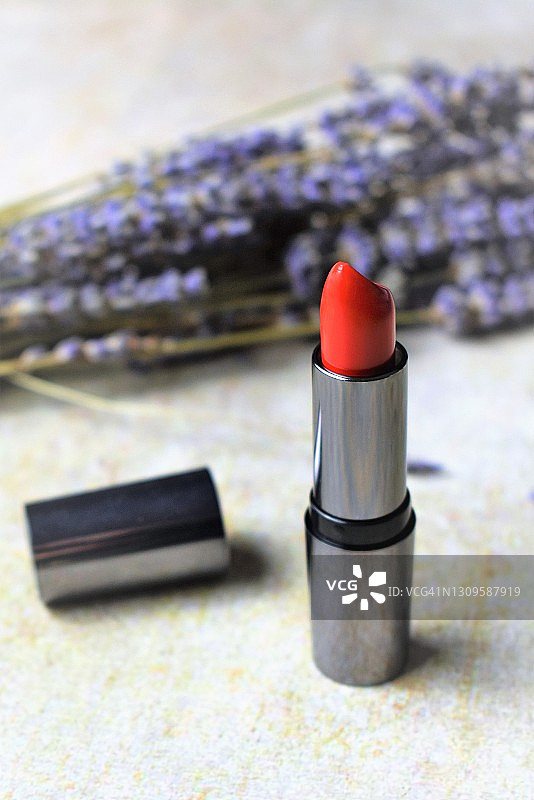 桌子上的红色口红与鲜花背景图片素材