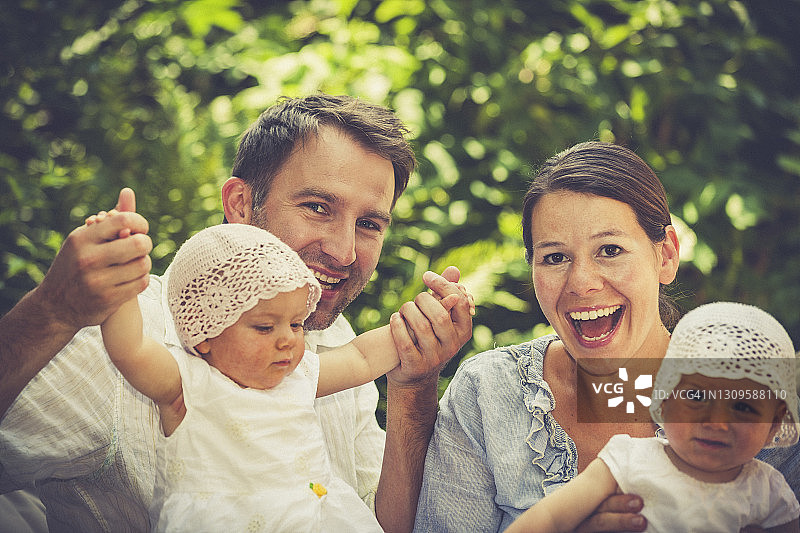 幸福的一家和双胞胎姐妹图片素材