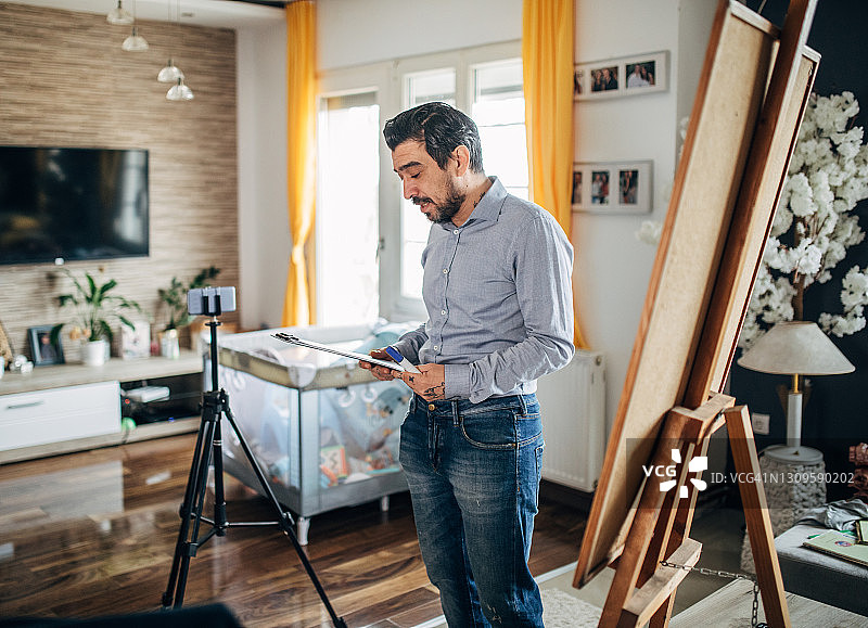 父亲和女儿有趣的视频通话和在线学习图片素材