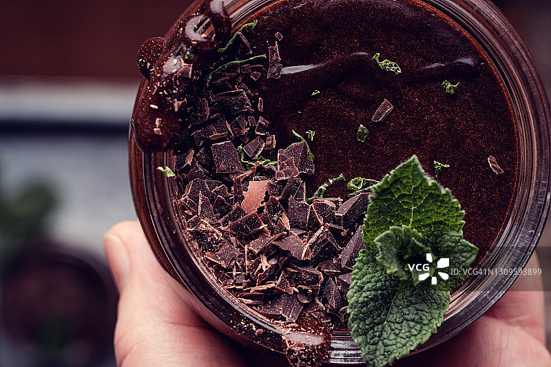 自制黑巧克力薄荷慕斯配青柠图片素材