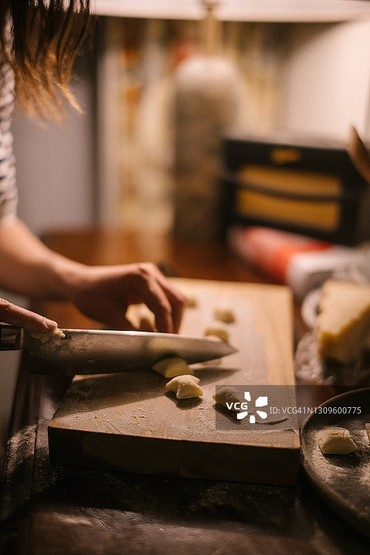 年轻女人在家中厨房制作新鲜意大利面图片素材