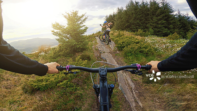 与朋友在挪威山地骑行的主观视角图片素材