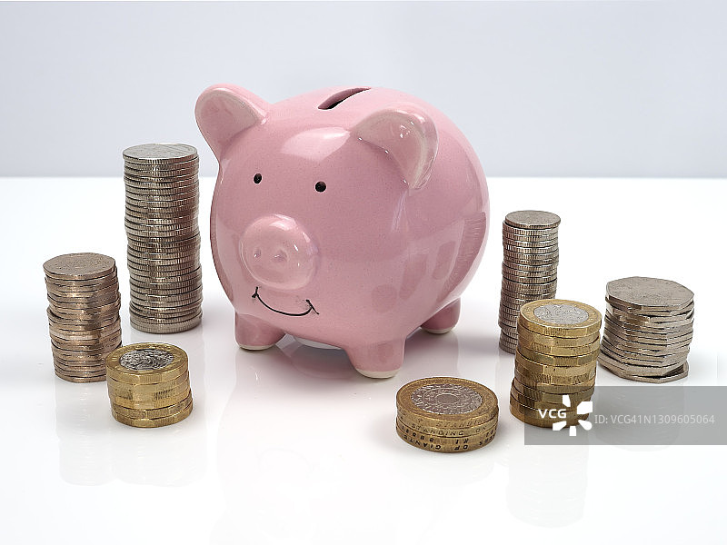 堆满硬币的储蓄罐图片素材