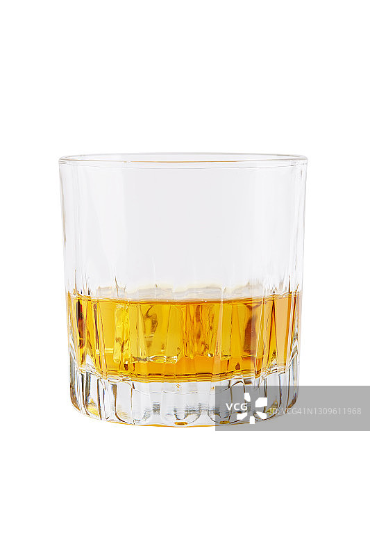 白色背景上的威士忌酒杯图片素材