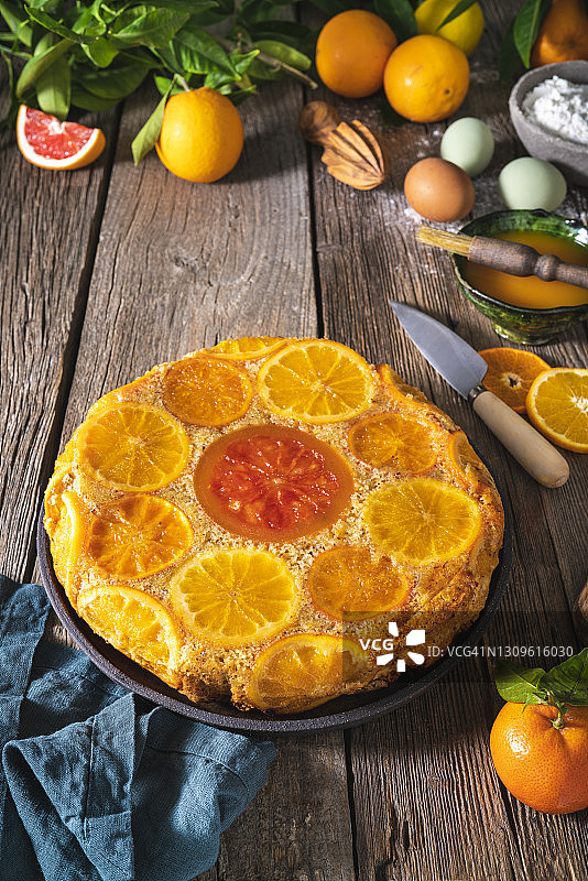 橙色柑橘倒置蛋糕与配料图片素材