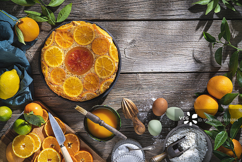 橙色柑橘倒置蛋糕与配料图片素材