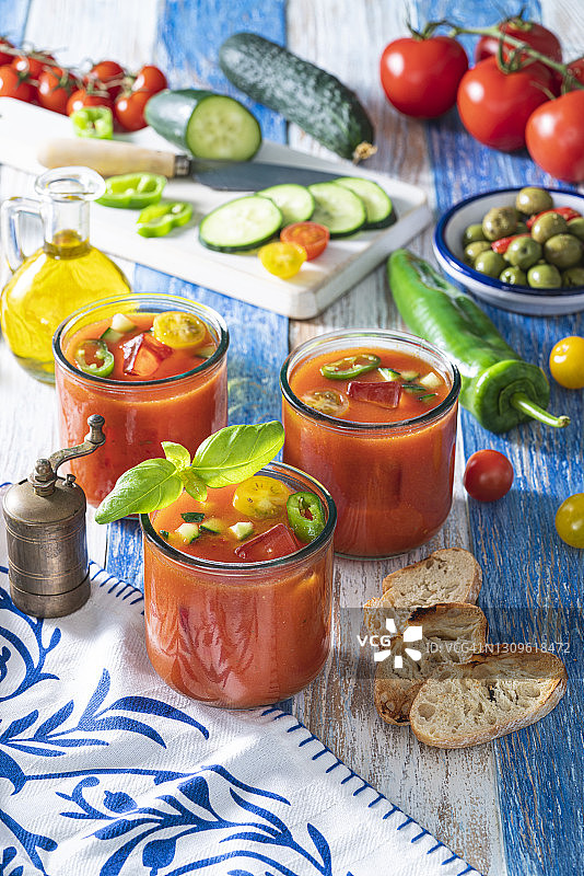 玻璃杯中的安达卢西亚番茄冷汤图片素材