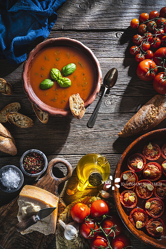 乡村木质风烤番茄罗勒番茄汤与面包图片素材