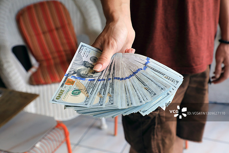年轻男人拿着一堆钱图片素材
