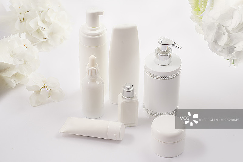 时尚美妆产品瓶白色背景花卉图片素材