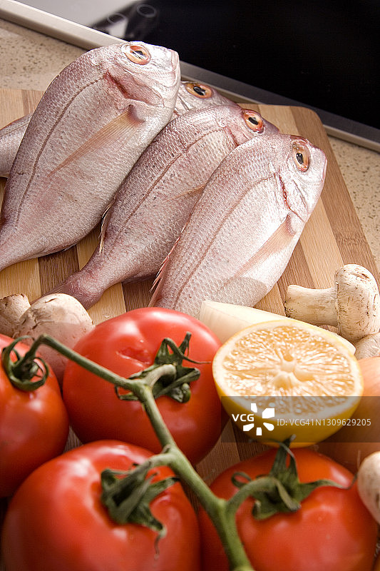 烹饪新鲜地中海粉色鱼类和蔬菜图片素材