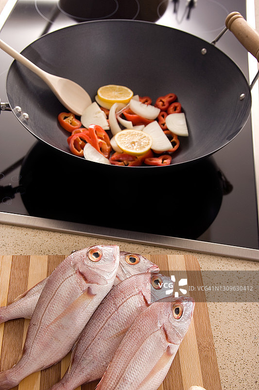 烹饪新鲜地中海粉色鱼类和蔬菜图片素材