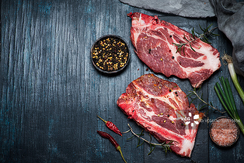 乡村木桌上的新鲜猪肉图片素材