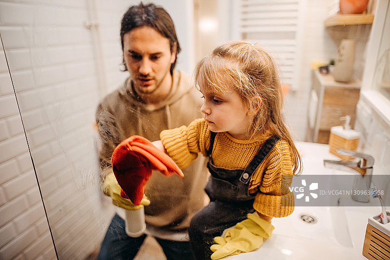 家务面前人人平等图片素材