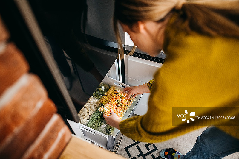 冰箱里整齐分类的食物图片素材