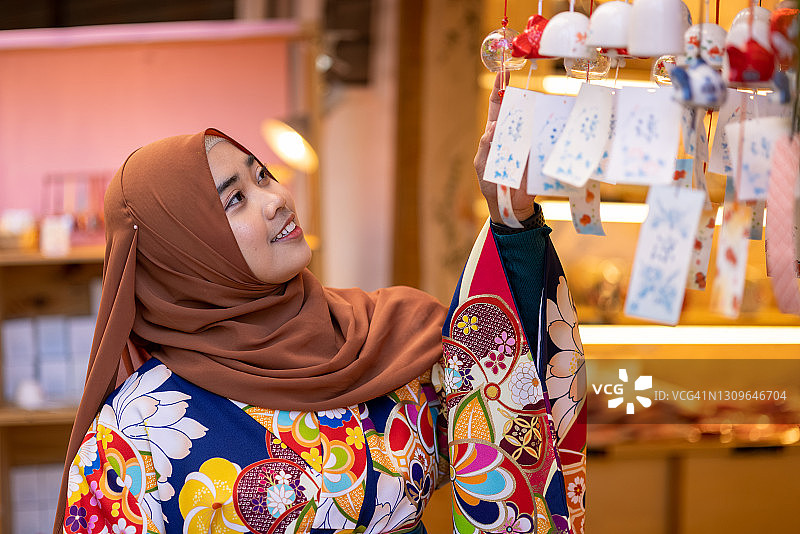 穿和服戴头巾的女学生在日本传统商业街购物图片素材