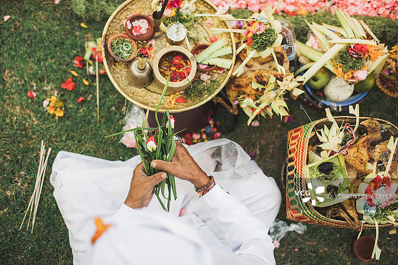 巴厘岛传统祭祀贡品Canang Sari，含鲜花、食物和熏香图片素材