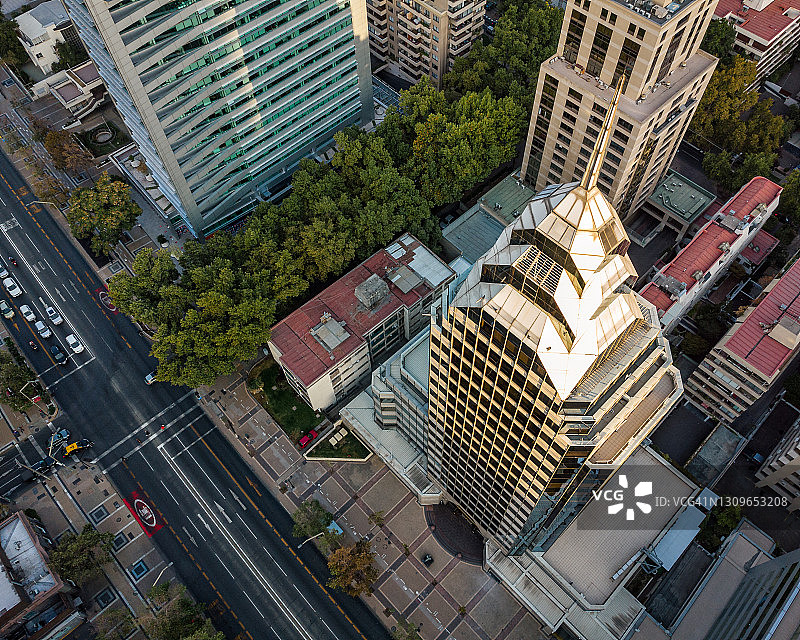 智利圣地亚哥阿波昆多大街的现代摩天大楼图片素材