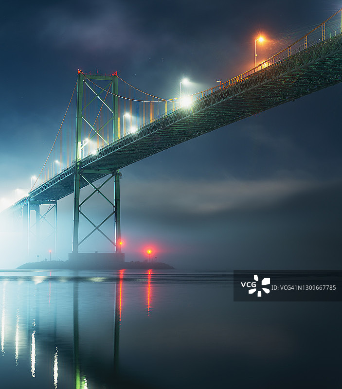 雾夜中的桥梁图片素材