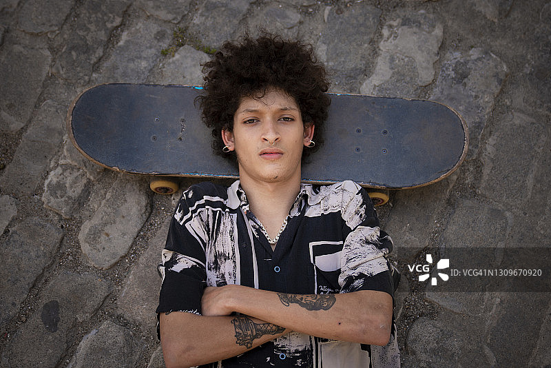 带着滑板的年轻滑板者图片素材