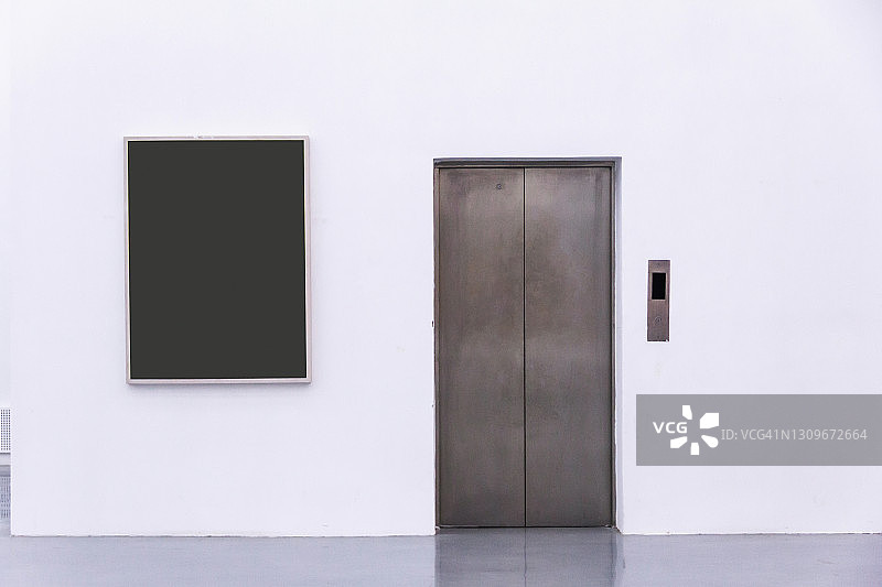 封闭式银色电梯和画框图片素材