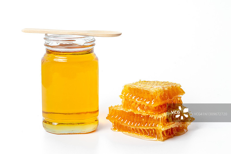 白色背景上的蜂蜜与蜂巢图片素材
