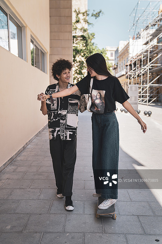 年轻的滑板情侣图片素材