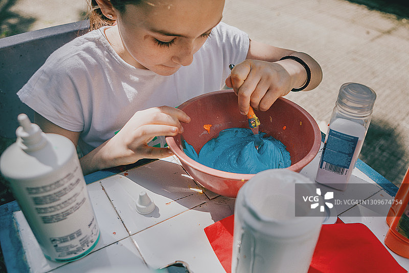 女孩在后院制作泥浆特写图片素材
