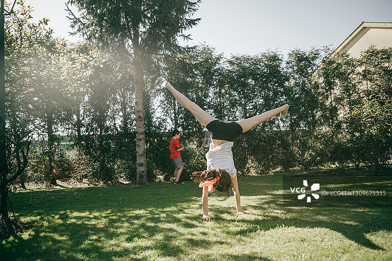 在后院表演车轮舞的女孩（10岁）图片素材