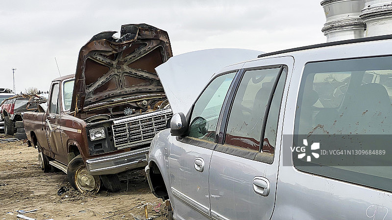 报废场等待处理的损坏车辆图片素材