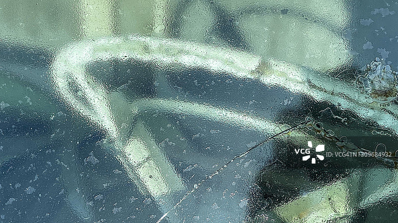 旧车挡风玻璃上的冰雨图片素材