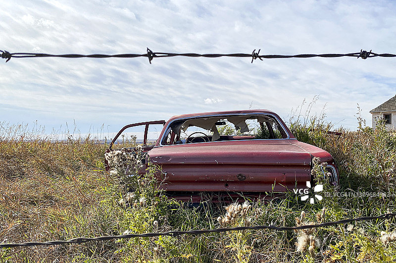 废弃农场的老爷车残骸图片素材