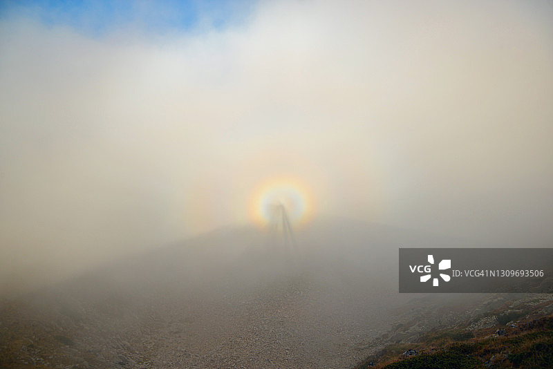 山顶上的虚幻身影图片素材