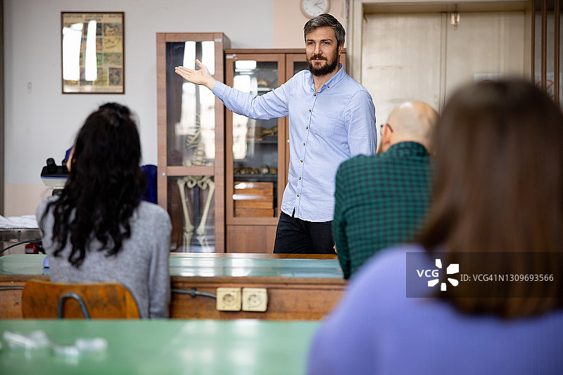 大学教室里的老师讲课图片素材