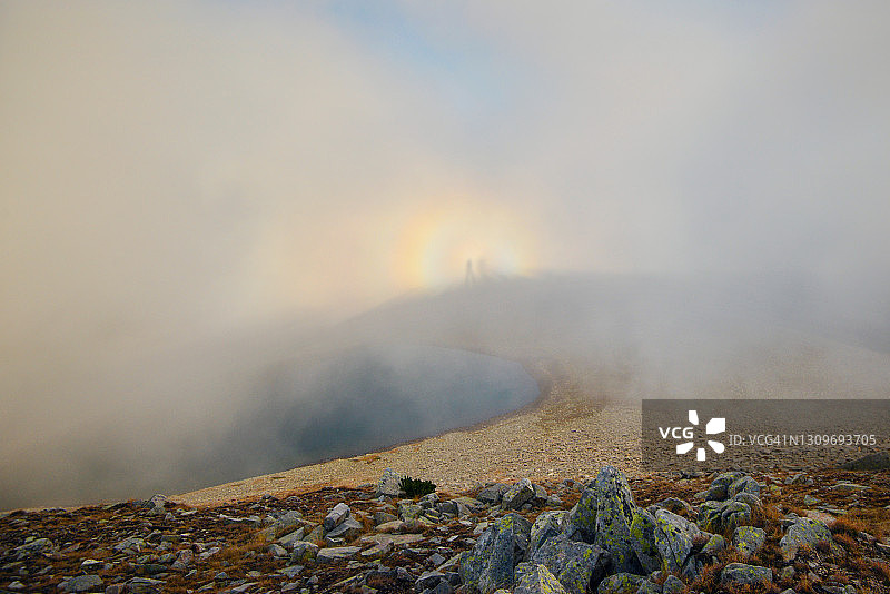 山顶上的宝光图片素材