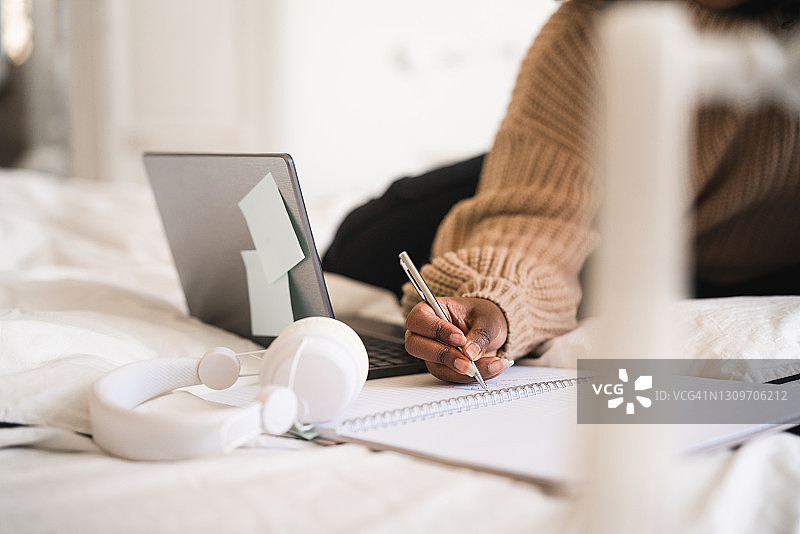 大学生用笔和纸写笔记图片素材