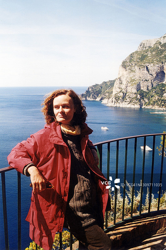 女人在意大利海岸线欣赏全景。图片素材