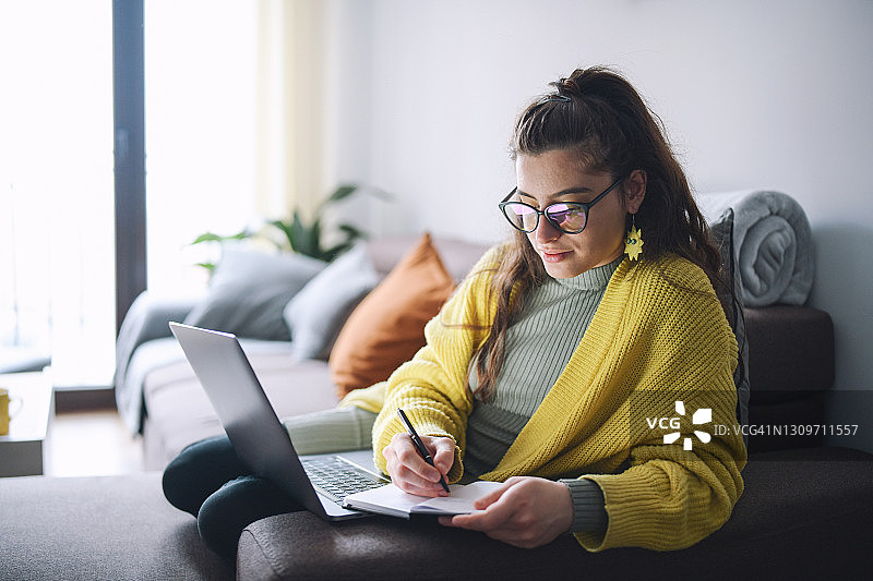 准备疫情期间的在线考试图片素材