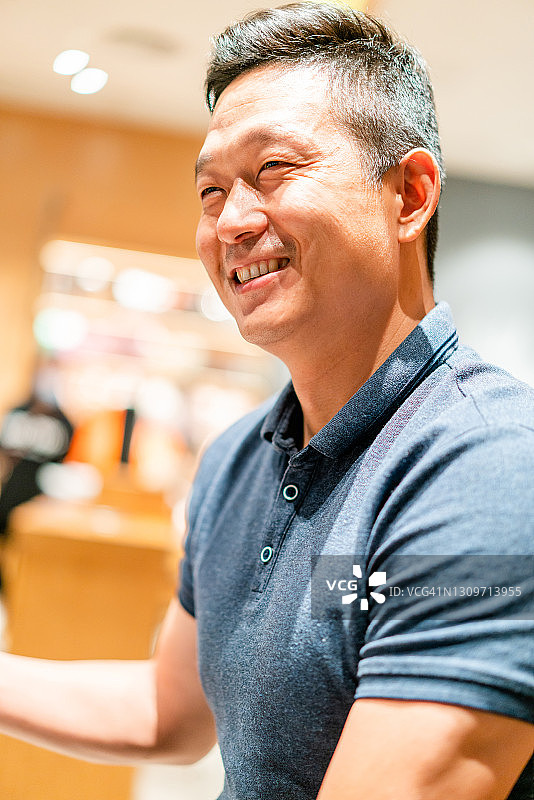 脸上挂着微笑的健壮男人图片素材